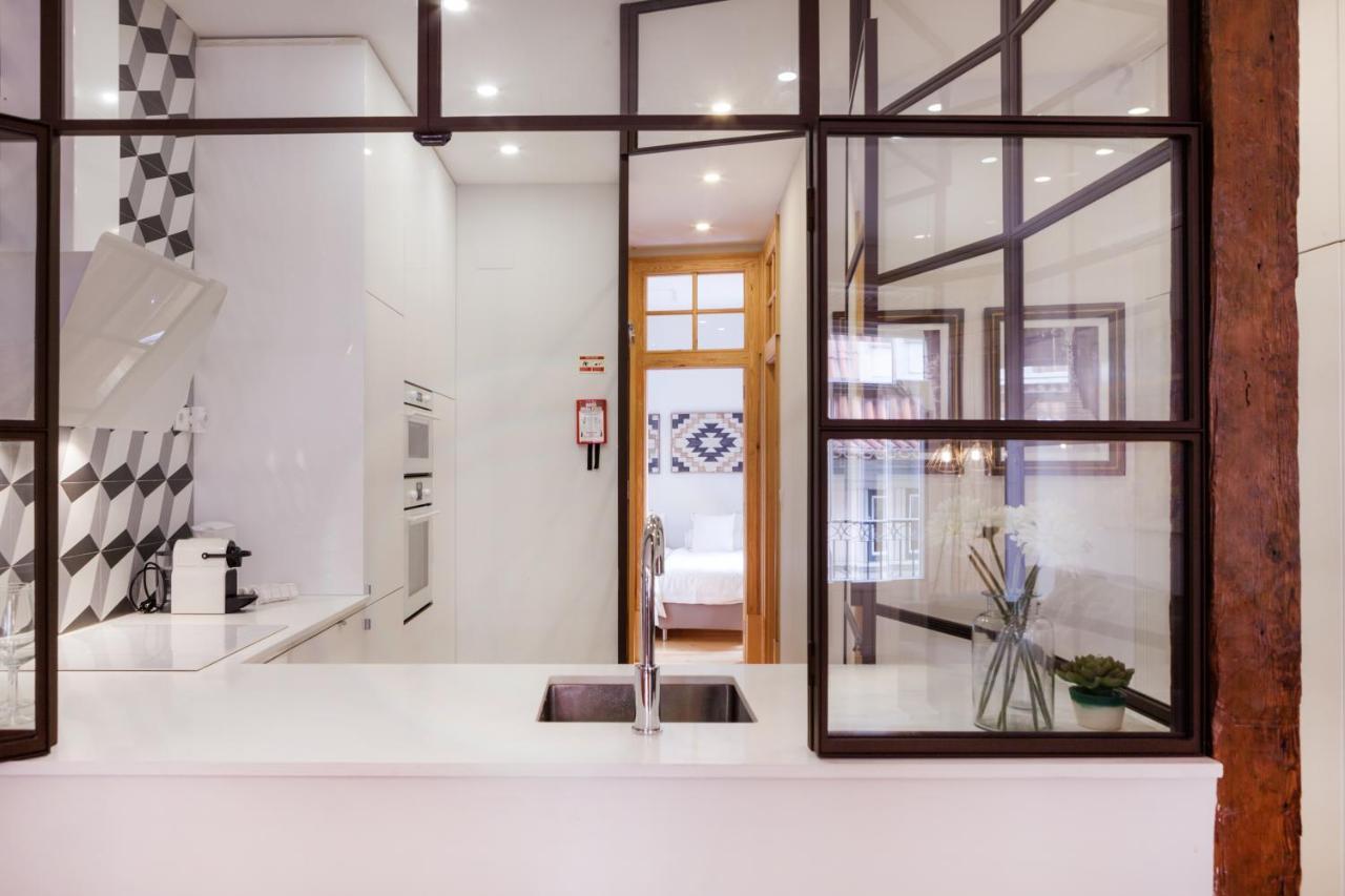Charming Flat With Balconies Central Chiado District 2 Bedrooms & Ac 19Th Century Building Lisboa المظهر الخارجي الصورة