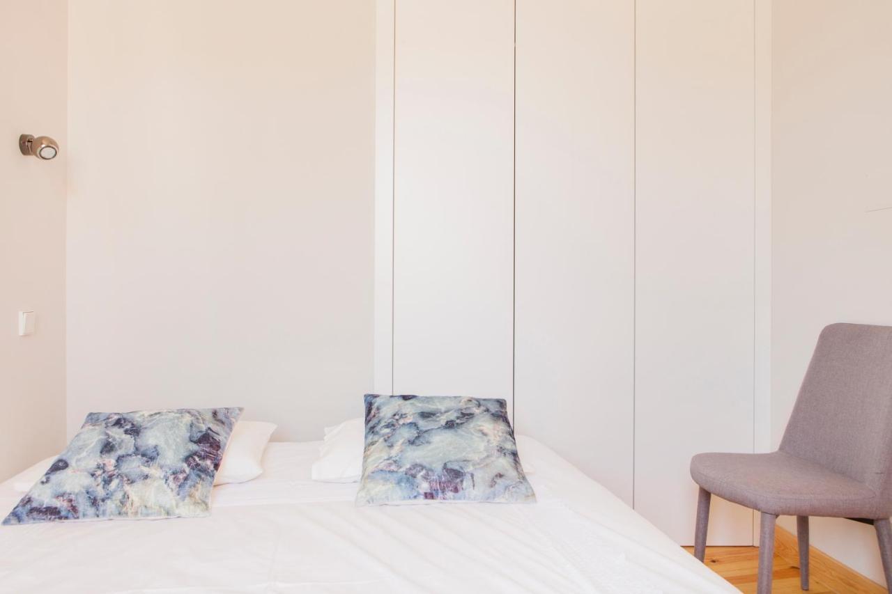Charming Flat With Balconies Central Chiado District 2 Bedrooms & Ac 19Th Century Building Lisboa المظهر الخارجي الصورة