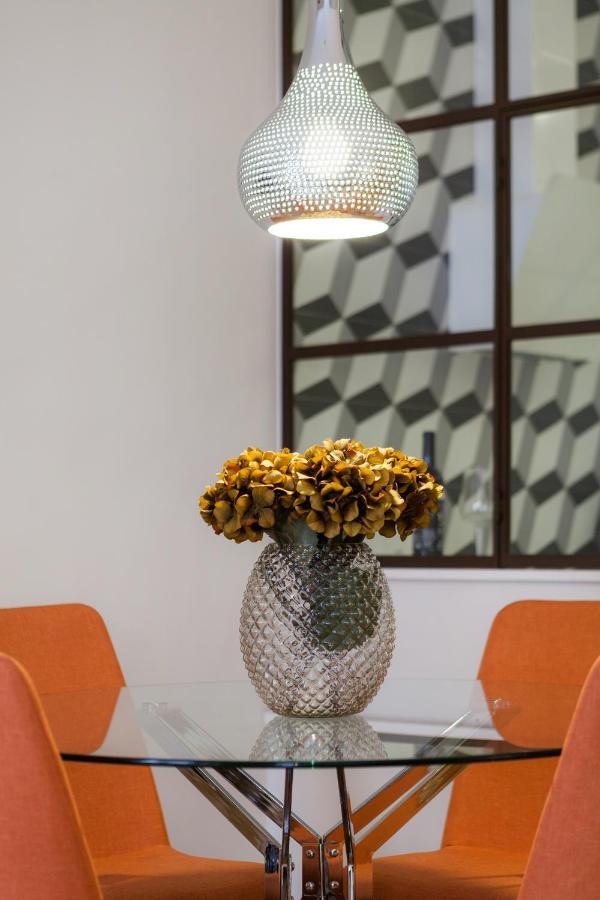 Charming Flat With Balconies Central Chiado District 2 Bedrooms & Ac 19Th Century Building Lisboa المظهر الخارجي الصورة