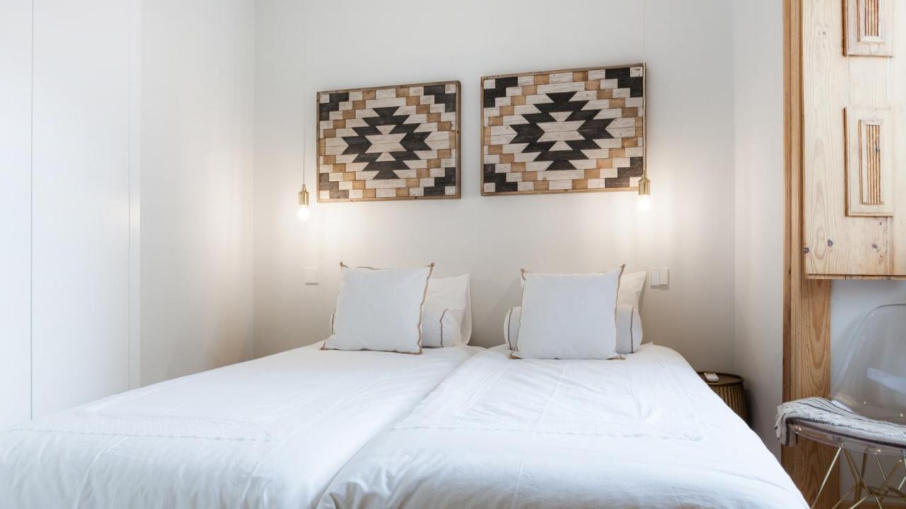 Charming Flat With Balconies Central Chiado District 2 Bedrooms & Ac 19Th Century Building Lisboa المظهر الخارجي الصورة