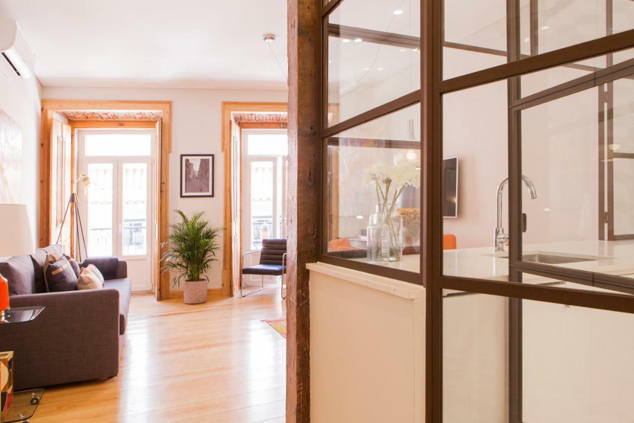 Charming Flat With Balconies Central Chiado District 2 Bedrooms & Ac 19Th Century Building Lisboa المظهر الخارجي الصورة