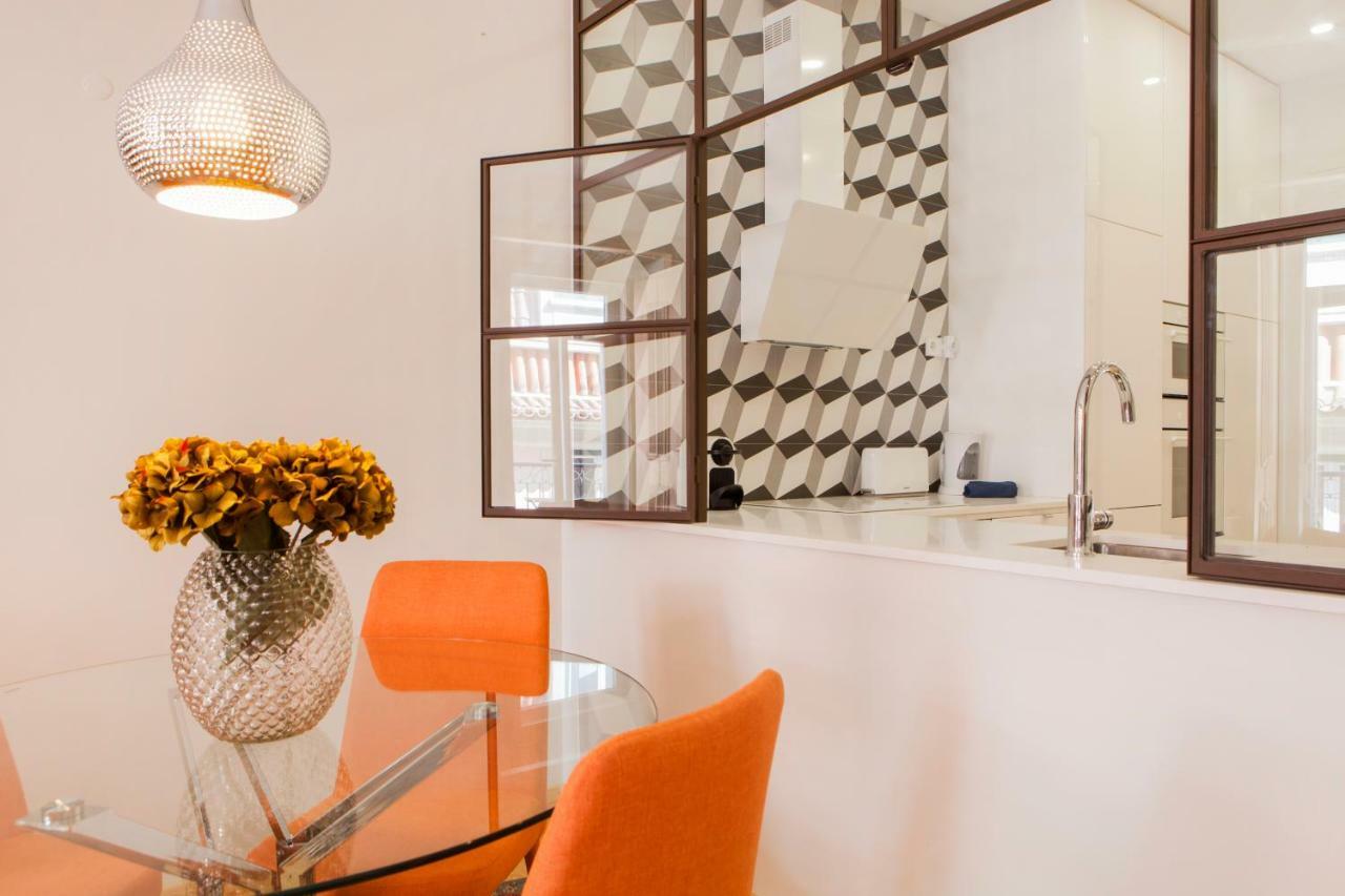 Charming Flat With Balconies Central Chiado District 2 Bedrooms & Ac 19Th Century Building Lisboa المظهر الخارجي الصورة