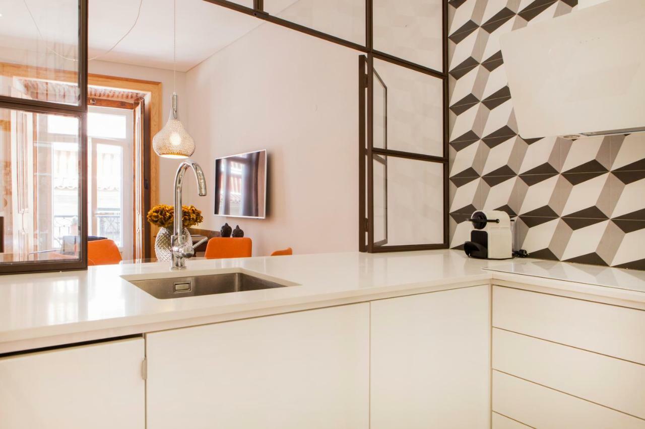 Charming Flat With Balconies Central Chiado District 2 Bedrooms & Ac 19Th Century Building Lisboa المظهر الخارجي الصورة