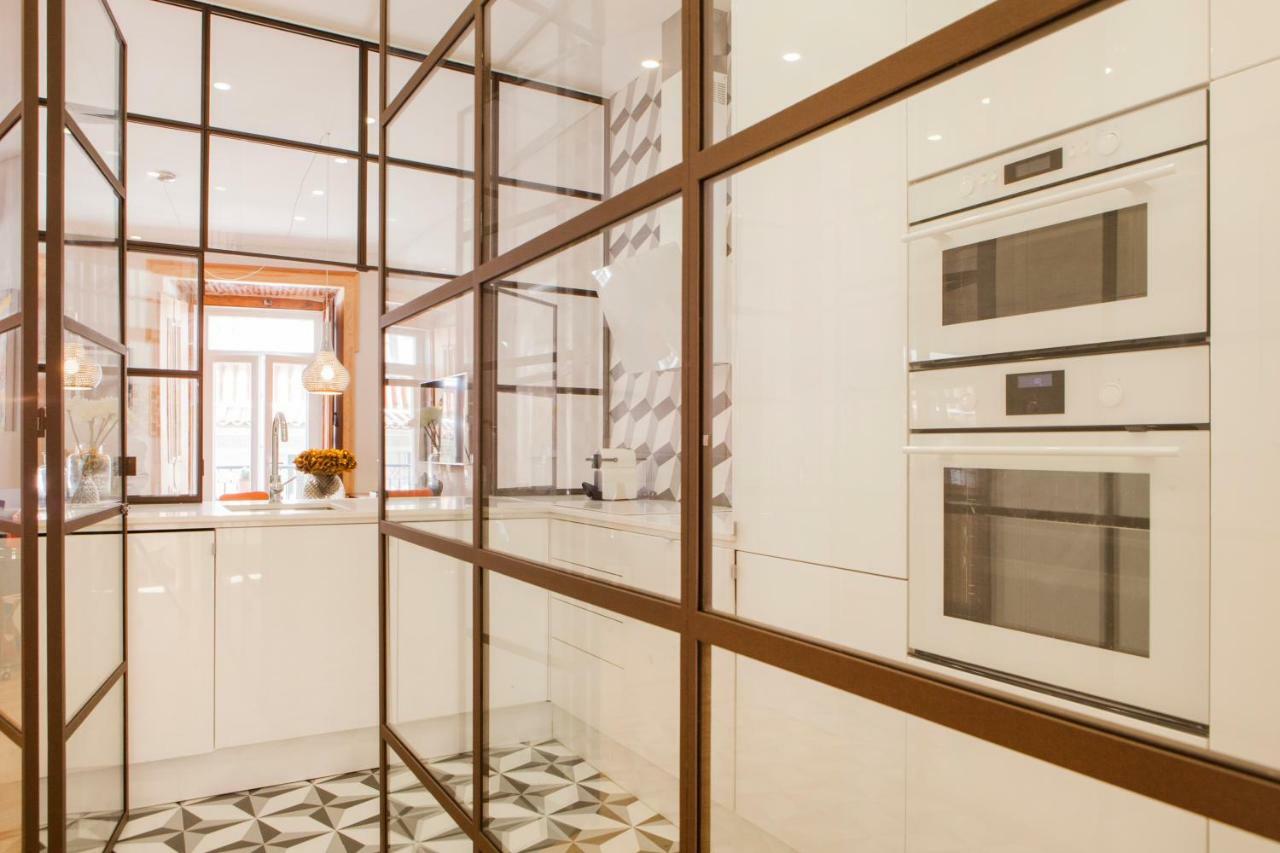 Charming Flat With Balconies Central Chiado District 2 Bedrooms & Ac 19Th Century Building Lisboa المظهر الخارجي الصورة