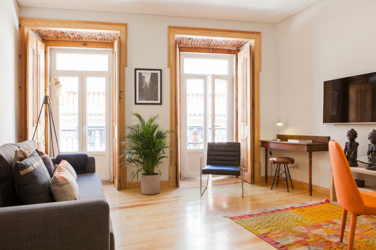 Charming Flat With Balconies Central Chiado District 2 Bedrooms & Ac 19Th Century Building Lisboa المظهر الخارجي الصورة